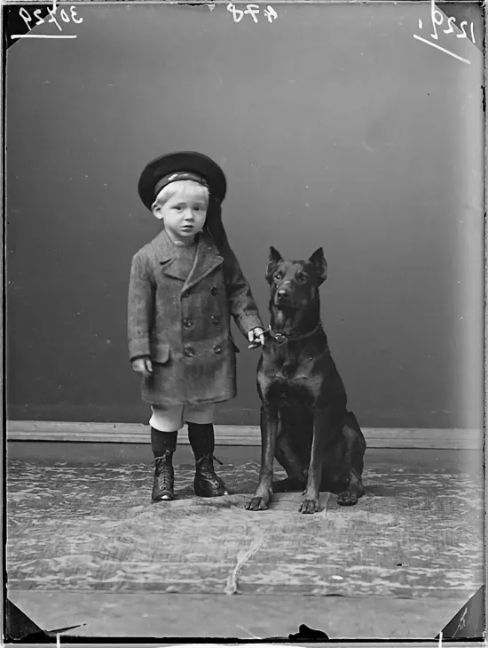 Fotografie eines kleinen Jungen mit Hund